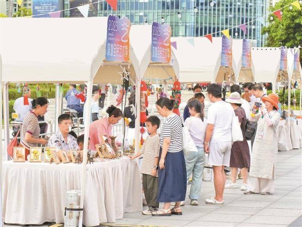 华泰配资 孩子学剪纸，母女缝棉塑，来艺术市集体验非遗绝活