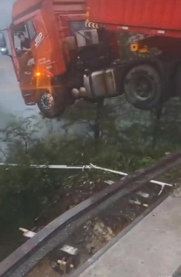 益阳指 厦蓉高速桥垮塌卡车司机获救 无人员伤亡