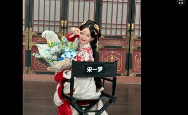 至尊配资 李一桐晒新剧花絮，穿红袍英姿飒爽！