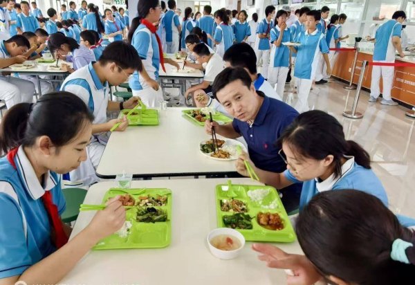 锦鲤配资 烹好减负育人暖心餐——北京中小学校园餐服务观察