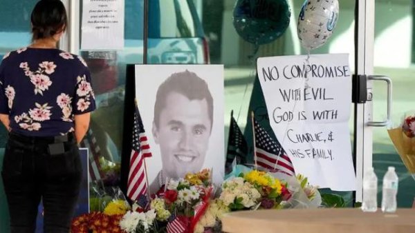 配资交易宝 特朗普政治盟友遭枪击身亡，谁杀死了右翼民粹“圣徒”？