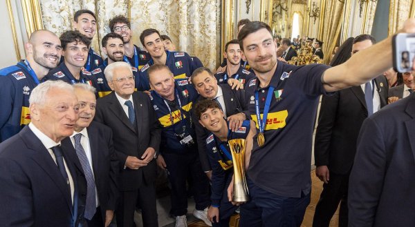 互利配资 男女排世锦赛冠军意大利队接受总统、总理接见，并赠送球衣